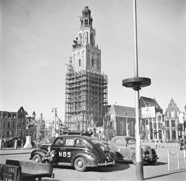 Martinikerk en Grote Markt te Groningen. Op de voorgrond een personenauto van de NBS (Binnenlandse Strijdkrachten).