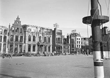 Verwoeste panden aan de Grote Markt te Groningen. Het centrum van de stad werd zwaar beschadigd tijdens de gevechten op 16 april 1945.