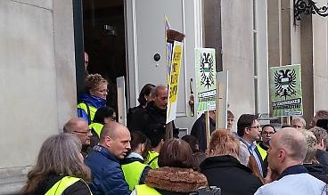 Actievoerende Schoonmakers bij Stadhuis